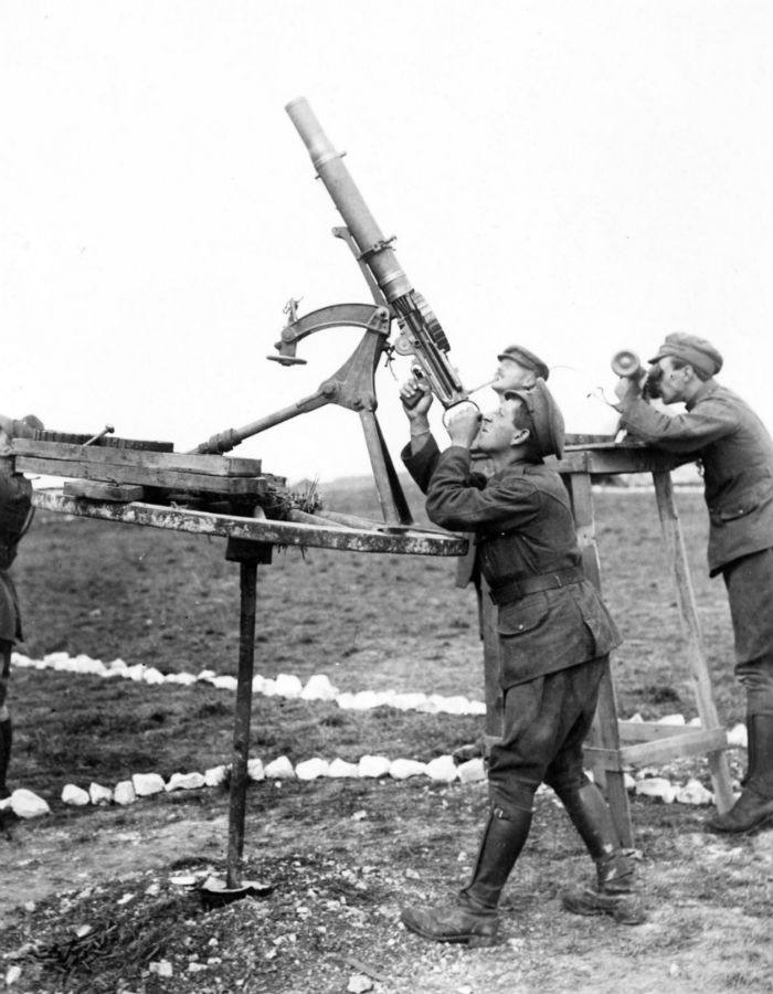 
Dos soldados ingleses disparan contra aeroplanos y dirigibles en el frente del Somme, en septiembre de 1916.

