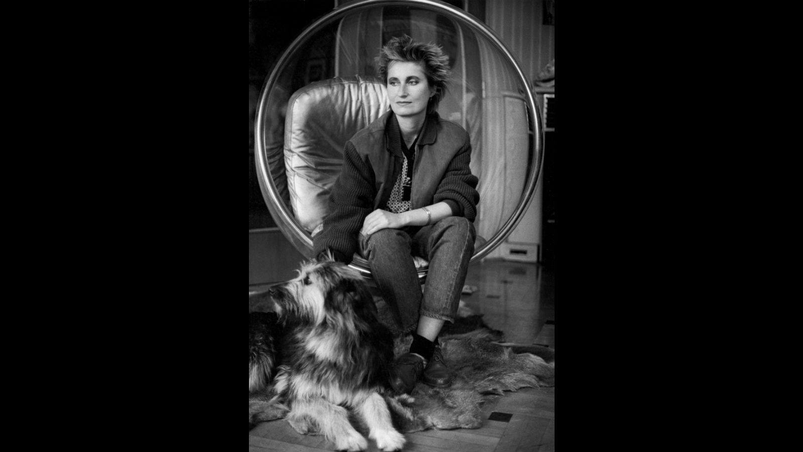 La dramaturga y novelista austriaca Elfriede Jelinek (1946) en Viena, octubre 1984: «Cuando yo quiero decir algo, lo digo como quiero.», comenta. «Al menos quiero darme ese gusto, aunque no consiga nada más, aunque no logre ningún eco»