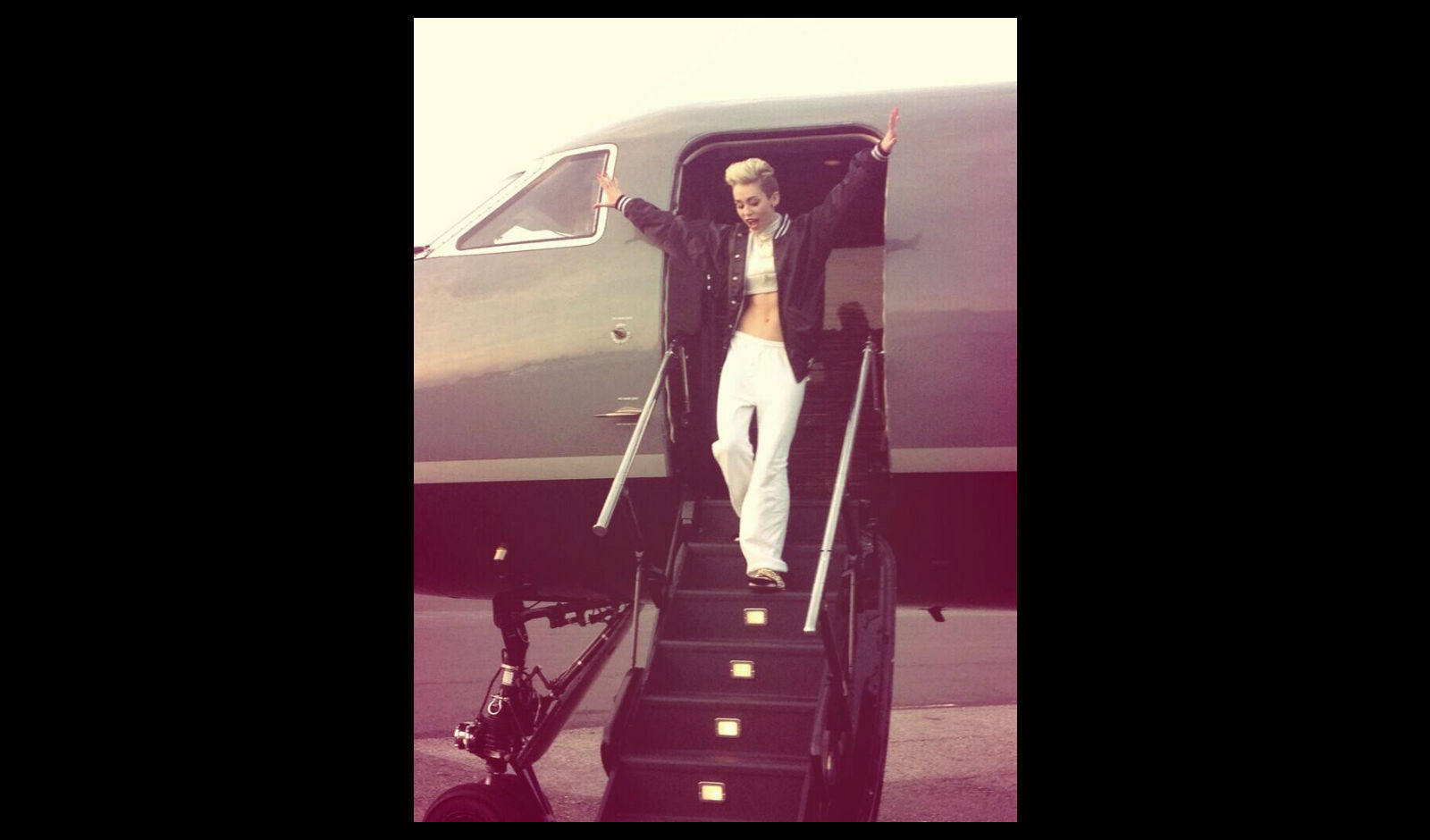 Miley Cyrus presume de ombligo