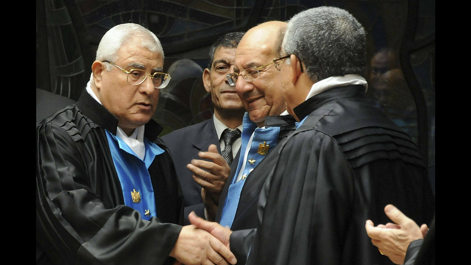 El nuevo presidente interino, Adil Mansur, momentos después de jurar su nuevo cargo