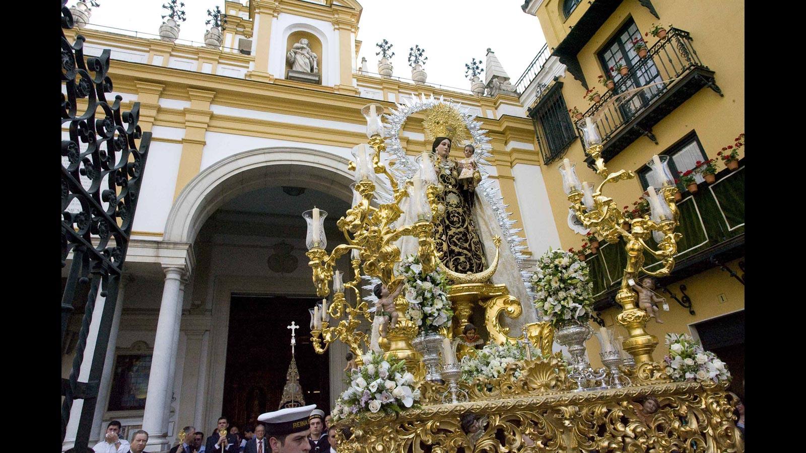 
El paso de la Virgen del Carmen de San Gil, dentro de las rejas de la basílica de la Esperanza Macarena, en 2010
