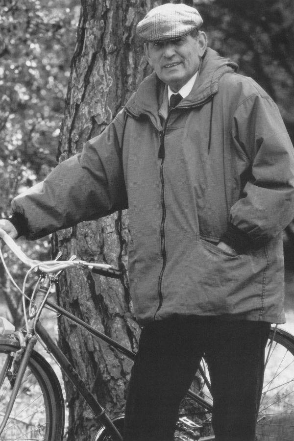 Miguel Delibes, junto a su bicicleta, en una imagen de los años 80.