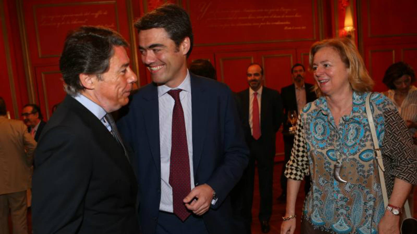 El consejero delegado de Vocento, Luis Enríquez, saluda al presidente de la Comunidad de Madrid, Ignacio González, en presencia de la presidenta-editora de ABC, Catalina Luca de Tena