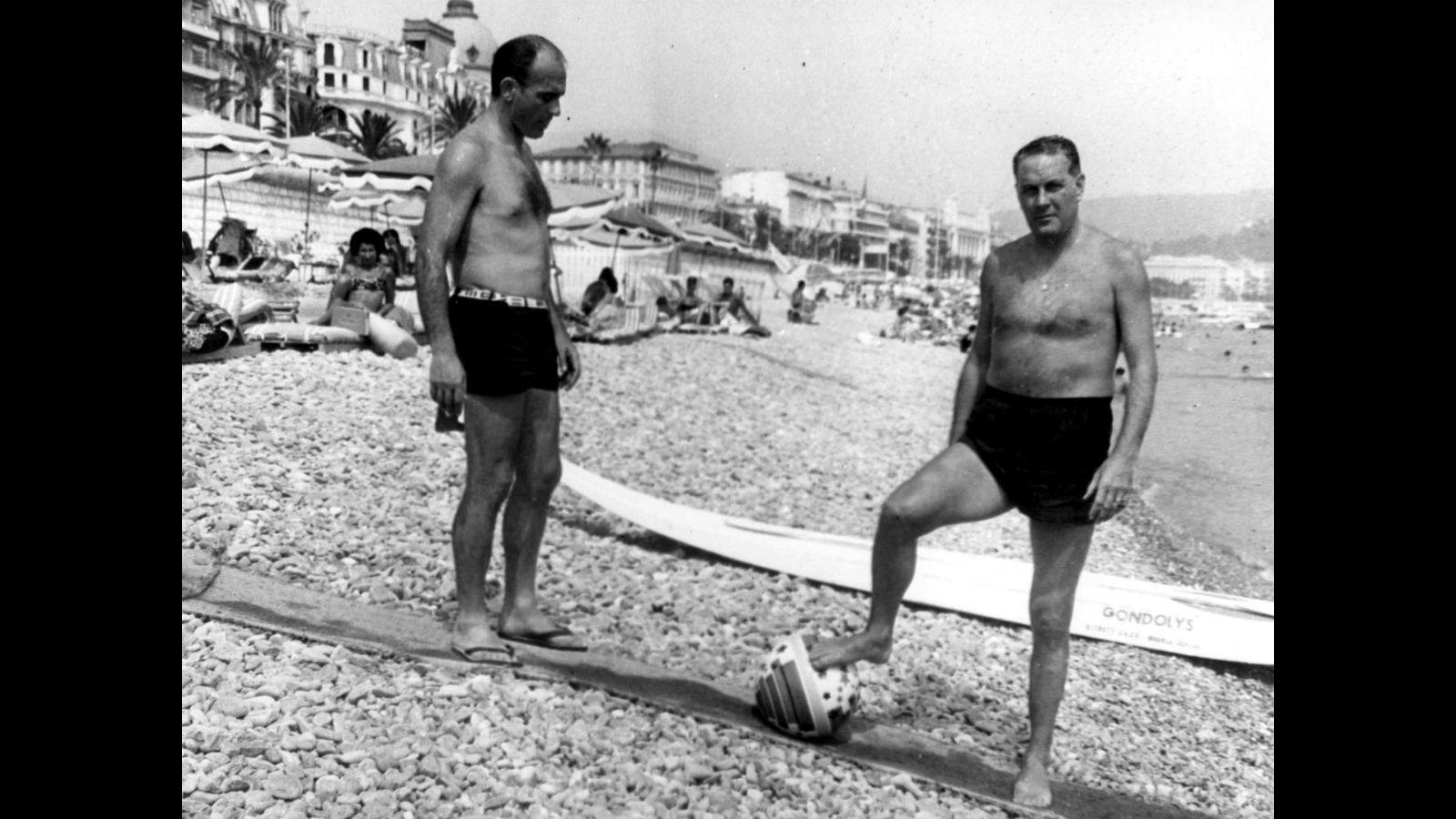 
Imagen de 1964 en la que se puede ver a Di Stefano (izquierda) en una playa de Niza con Carniglia, conocido entrenador de fútbol de la década de los 60.
