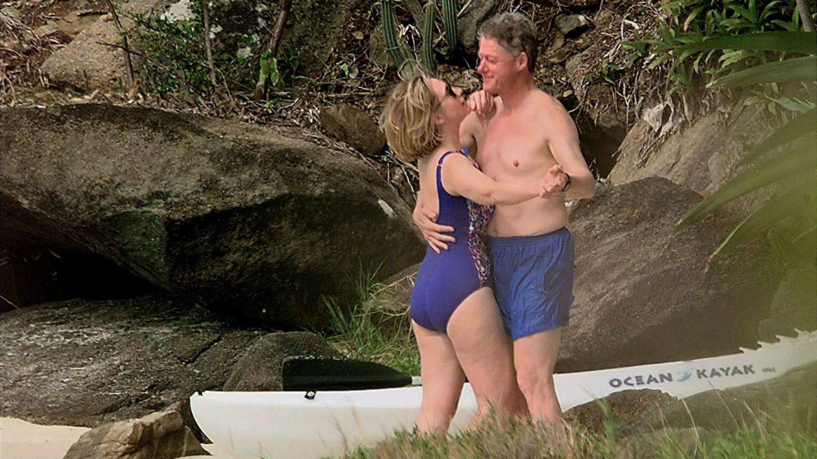 
Bill Clinton y su esposa Hillary en las Islas Vírgenes, bailando relajadamente en bañador mientras pensaba que estaba asalto de las cámaras (1998).
