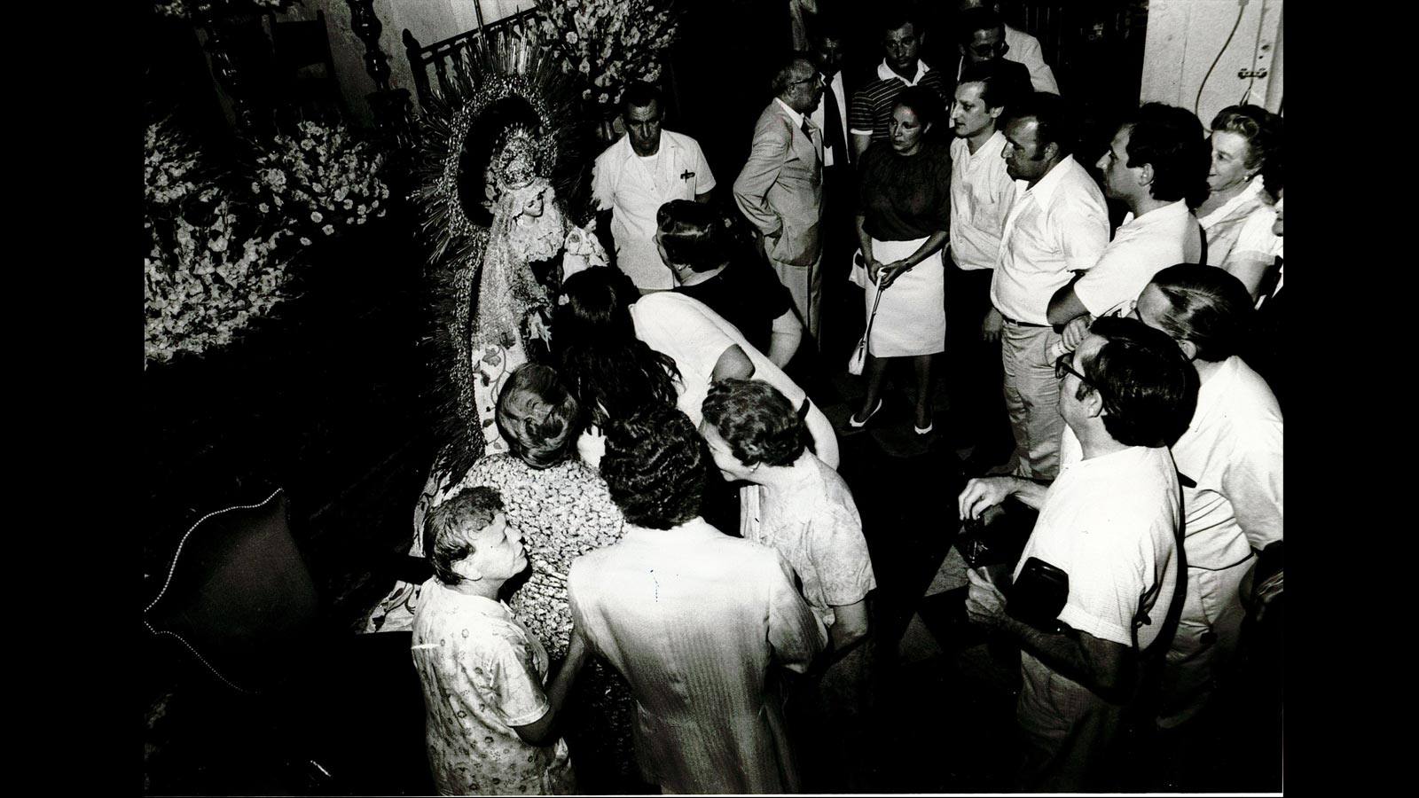 
Procesión de la Virgen del Carmen, que salía este año, 1981, todavía de la iglesia de Santa Catalina
