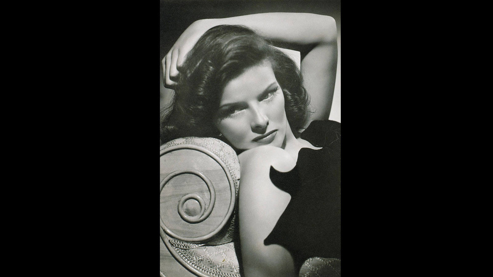 Una joven Katharine Hepburn, con la intensa mirada que caracterizaba a su rostro
