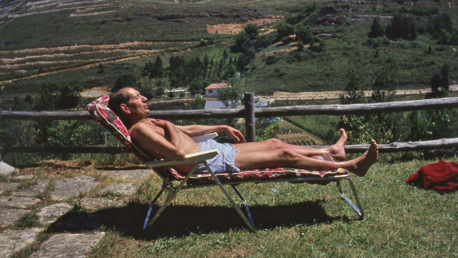 
El escritor Miguel Delibes descansa al sol durante sus vacaciones en Sedano, en agosto de 1979.
