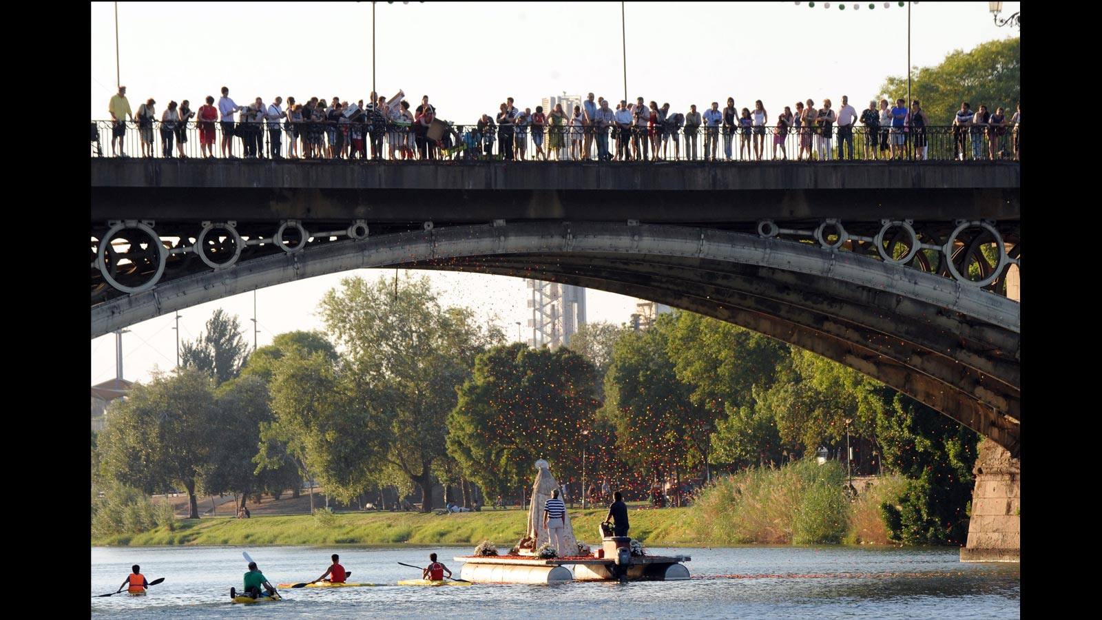 
Procesión fluvial de la Virgen del Carmen de la parroquia de La O, por el río Guadalquivir, en el año 2012
