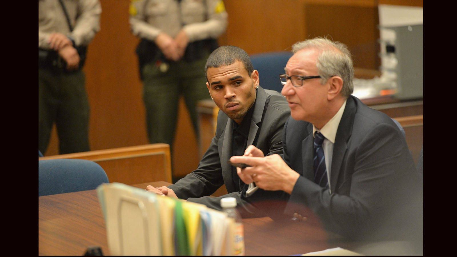 
Ahora Chris Brown podría entrar en la cárcel tras huir de un accidente de tráfico que ha provocado que el juez le revoque la libertad condicional
