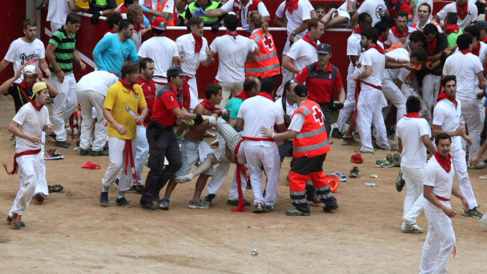 Los mozos se encontraron con una de las dos puertas de la plaza de toros cerrada, lo que provocó el tumulto antes incluso de que llegaran los toros.