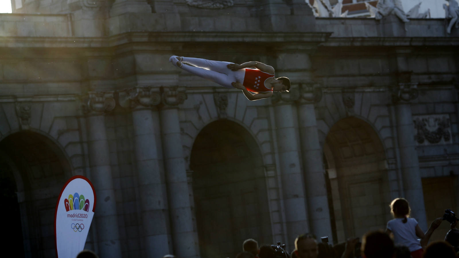 
Palomino desciende como un proyectil
