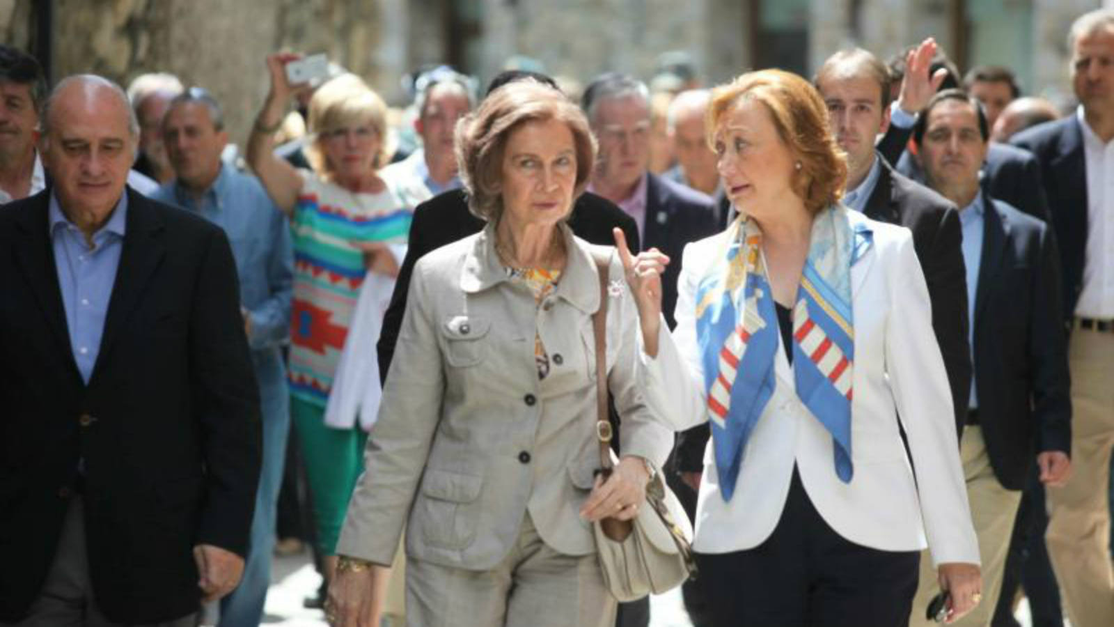 La Reina escucha las explicaciones de la presidenta de Aragón, Luisa Fernanda Rudi