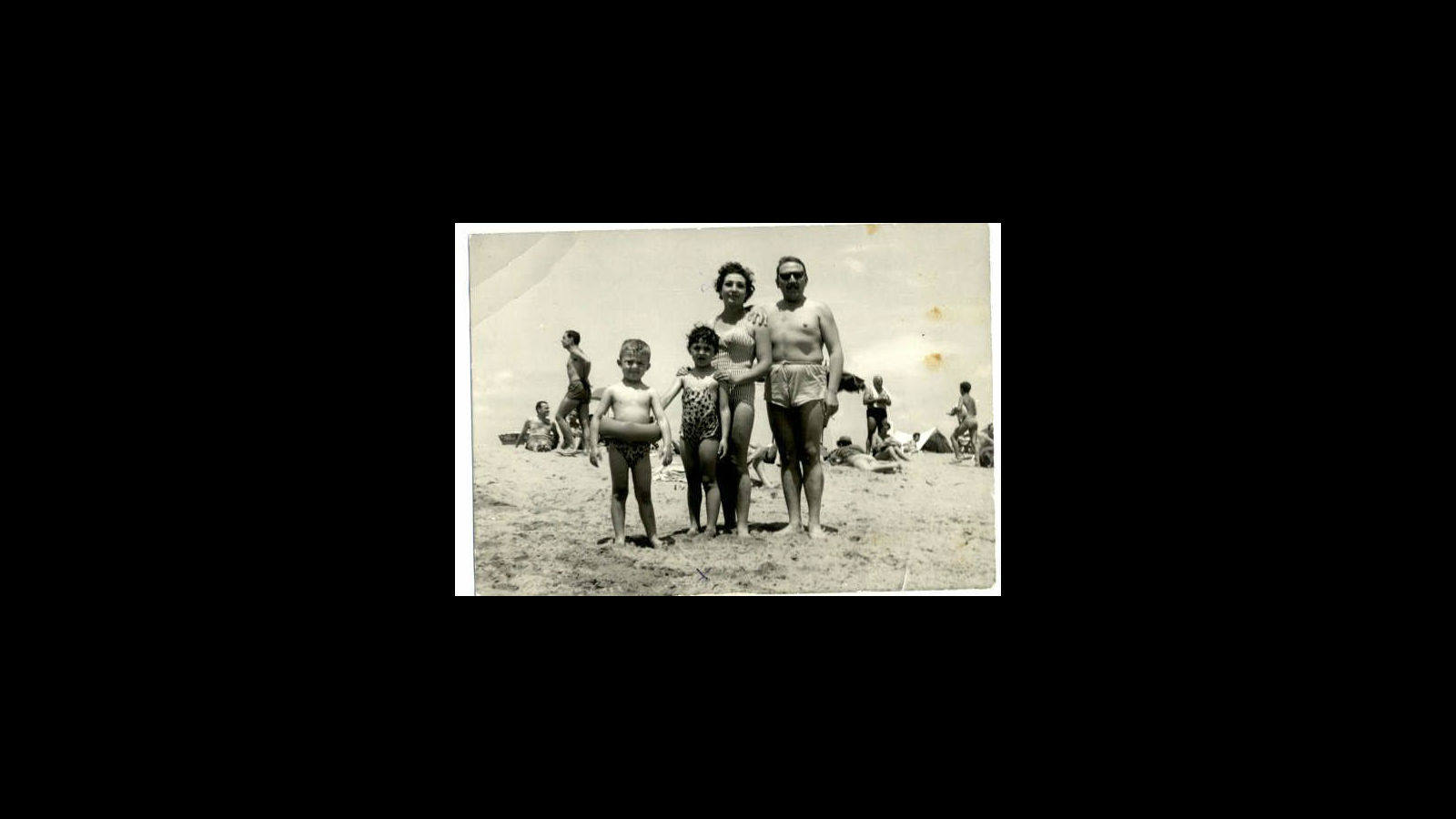 
Carmen Caffarel junto a sus padres y su hermano en la playa de Sant Antoni de Calonge en una imagen de alrededor de 1958.
