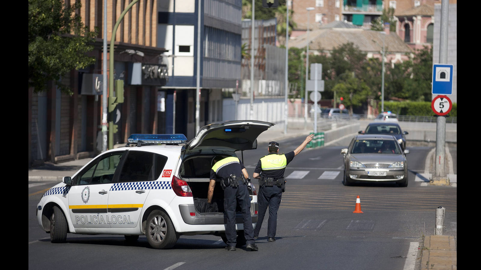 El puente de las Delicias permaneció cerrado al tráfico el domingo por la tarde durante cuatro horas, por una avería detectada en el mecanismo de apertura de la plataforma