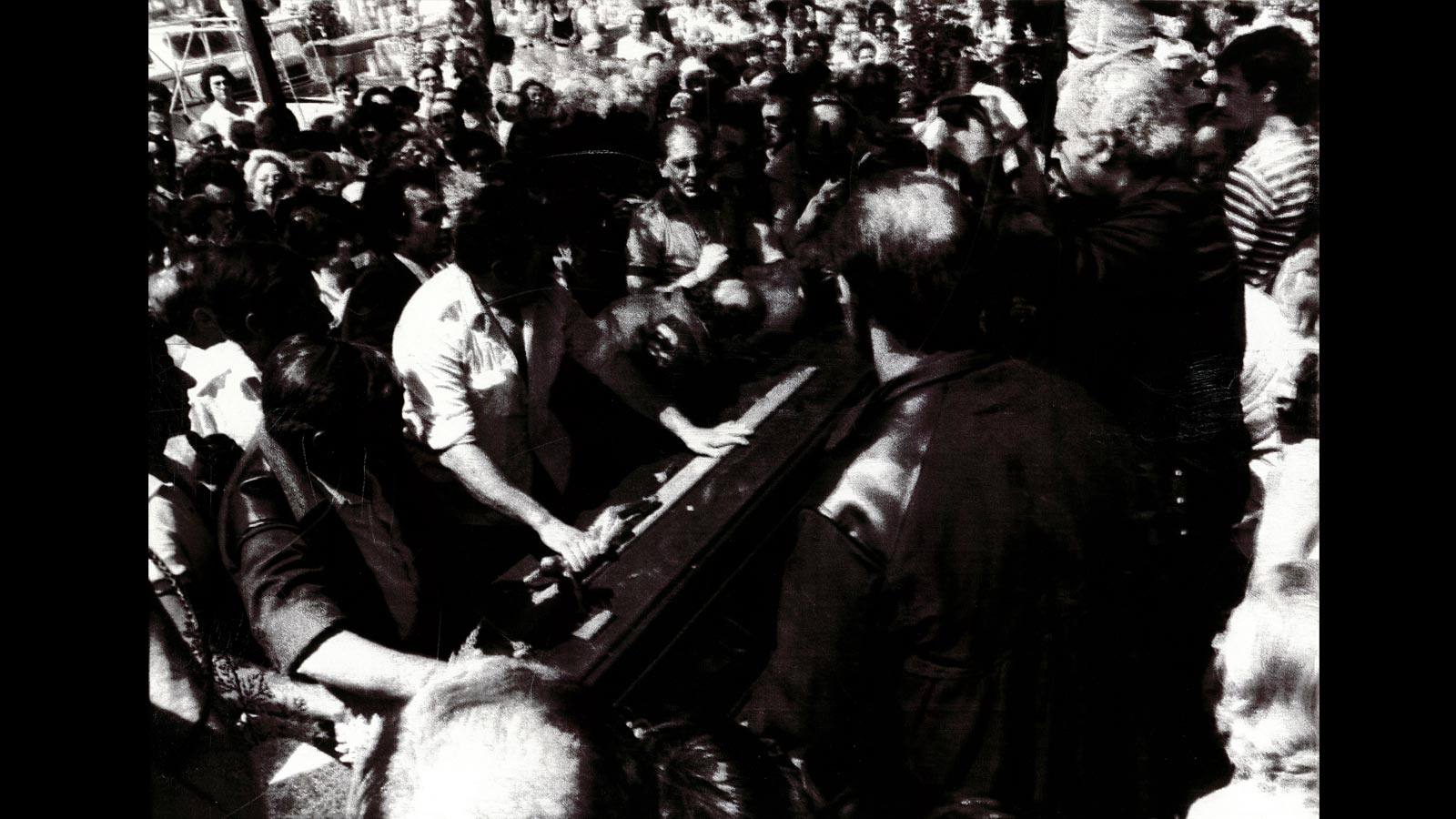 Numerosas personas se congregaron ese día en el cementerio de la Almudena (Madrid) para asistir a la inhumación de los restos mortales de la popular tonadillera