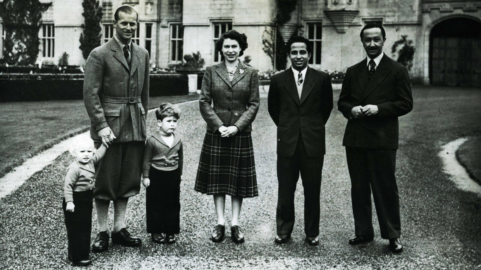 
La Reina Isabel II y su esposo, el Duque de Edimburgo, en el castillo de Balmoral (Escocia) durante sus vacaciones de 1952. A la izquierda y a ambos de su padre, los Príncipes Ana y Carlos.
