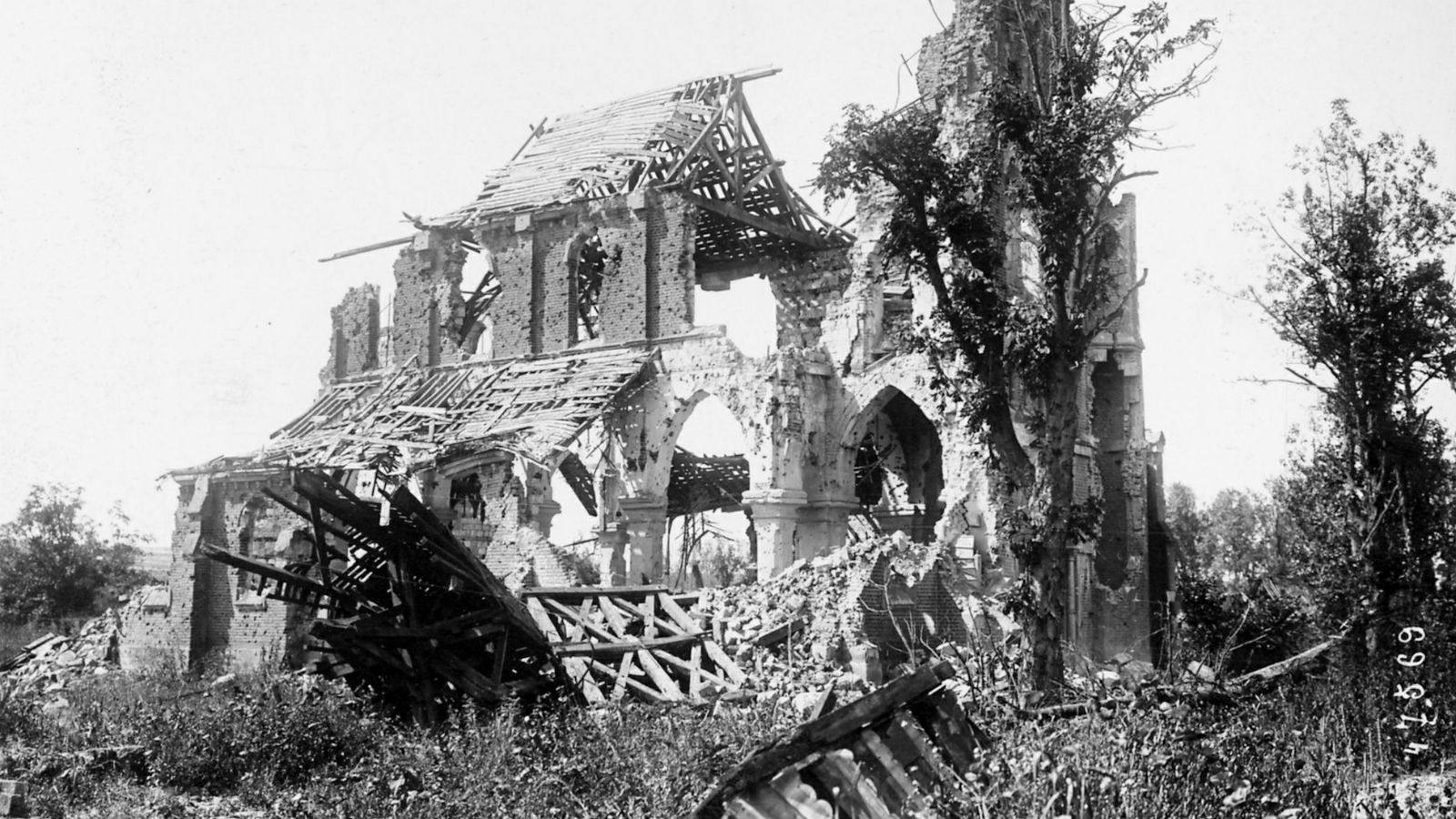 
El general Joffre visitando a sus tropas en el Somme, el 1 de julio de 1916.
