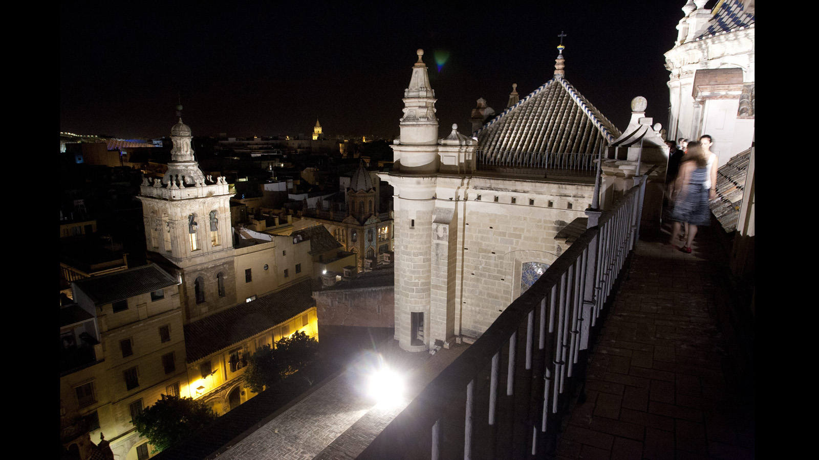
Las visitas nocturnas incluyen en su recorrido el acceso a las criptas, el camarín de la Virgen de las Aguas y las cubiertas de la iglesia
