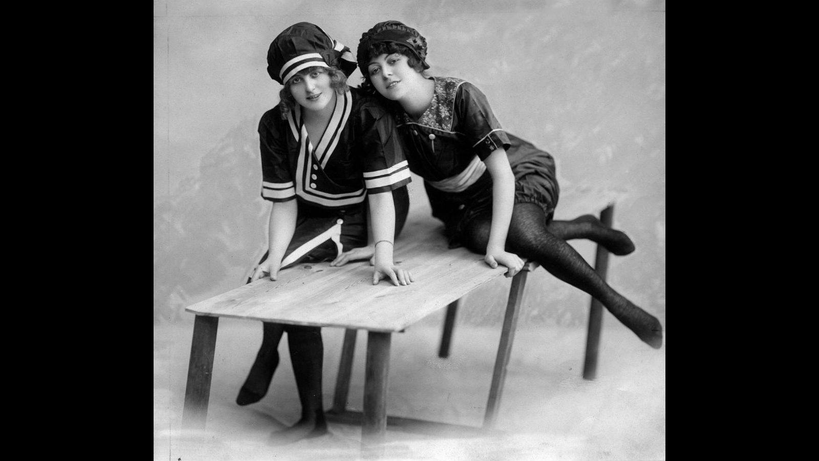 Intrepidas bañistas con medias oscuras y trajes de baño de 1920.