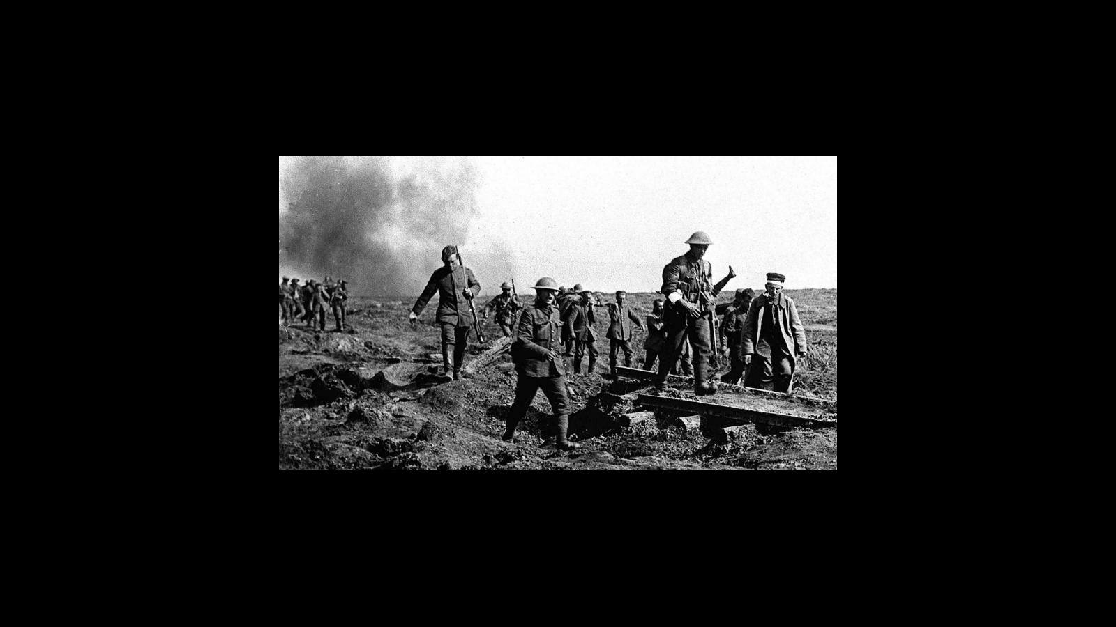 
Prisioneros alemanes ayudan a llevar a los soldados británicos heridos de vuelta a las trincheras, después de un ataque cerca de Ginchy, durante la batalla del Somme en la Primera Guerra Mundial.
