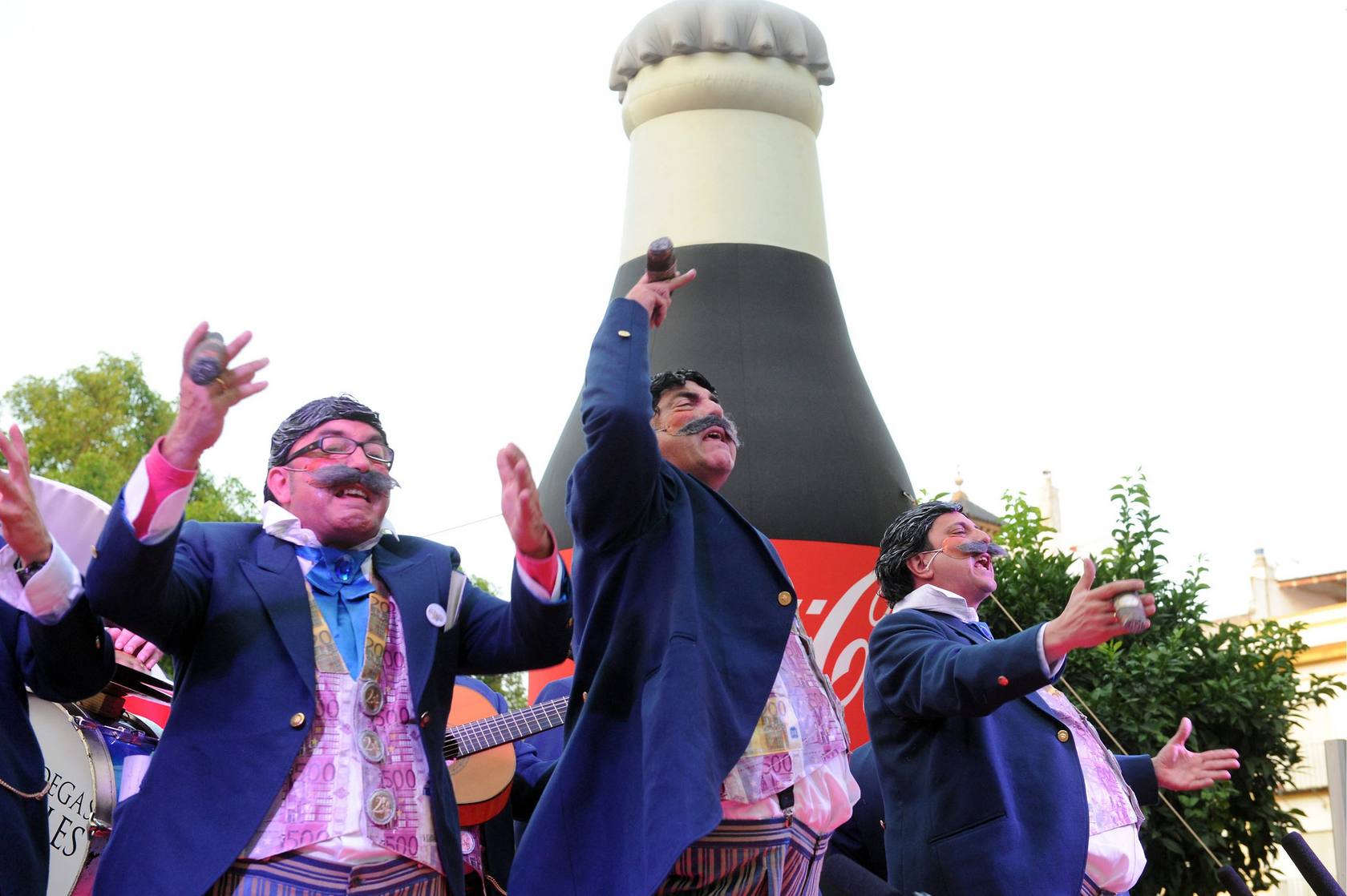 Actuación de la chirigota del Selu en la Plaza del Altozano