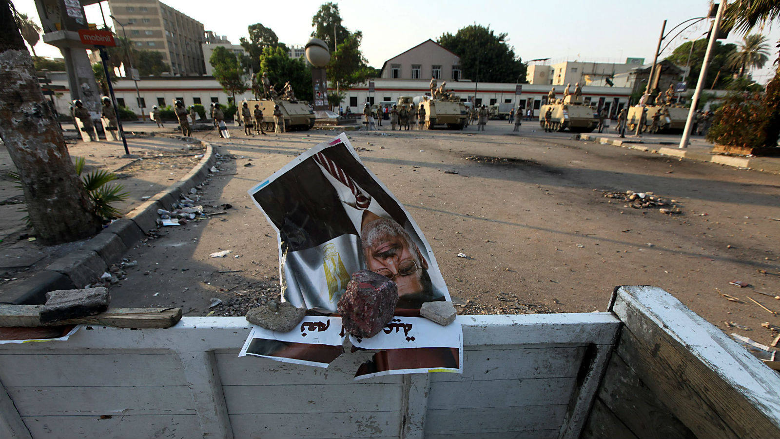 Los manifestantes anti Mursi han destrozado centenares de carteles del expresidente y los han arrojado por las calles de El Cairo. En el mundo árabe pisar la imagen de uno es una de las mayores ofensas posibles