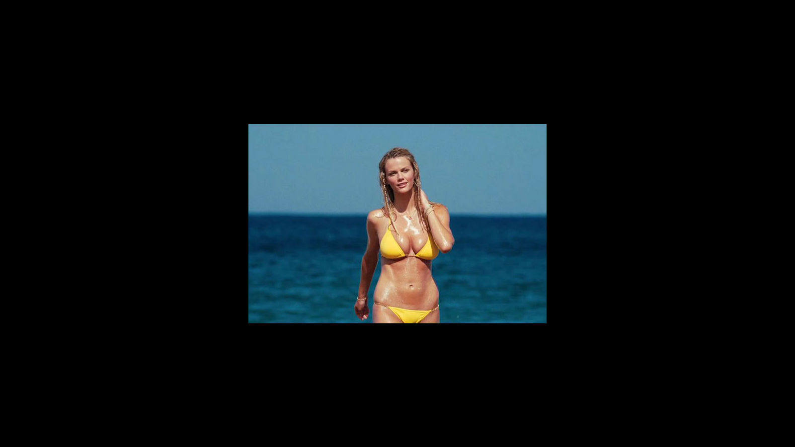Brooklyn Decker y su bikini amarillo en «Just Go With It»