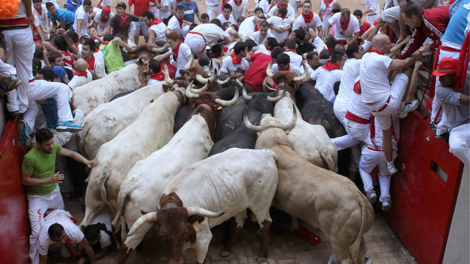 Los mozos se encontraron con una de las dos puertas de la plaza de toros cerrada, lo que provocó el tumulto antes incluso de que llegaran los toros.