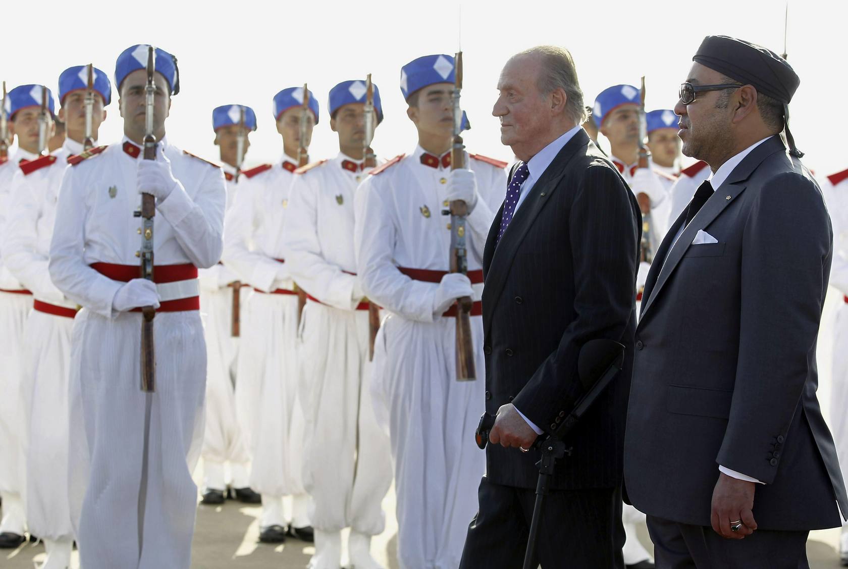 Mohamed VI dio la bienvenida a Don Juan Carlos, acompañado por su hermano, Mulay Rachid, y su hijo, Mulay Hassan, de diez años