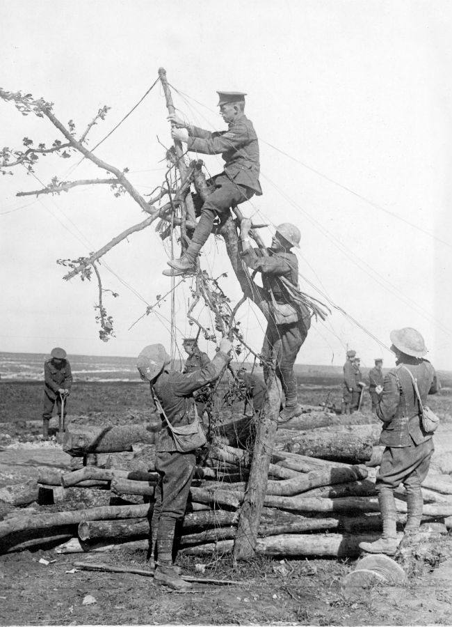 
Colocación de una red telefónica por parte de los ingleses en plena línea de fuego.
