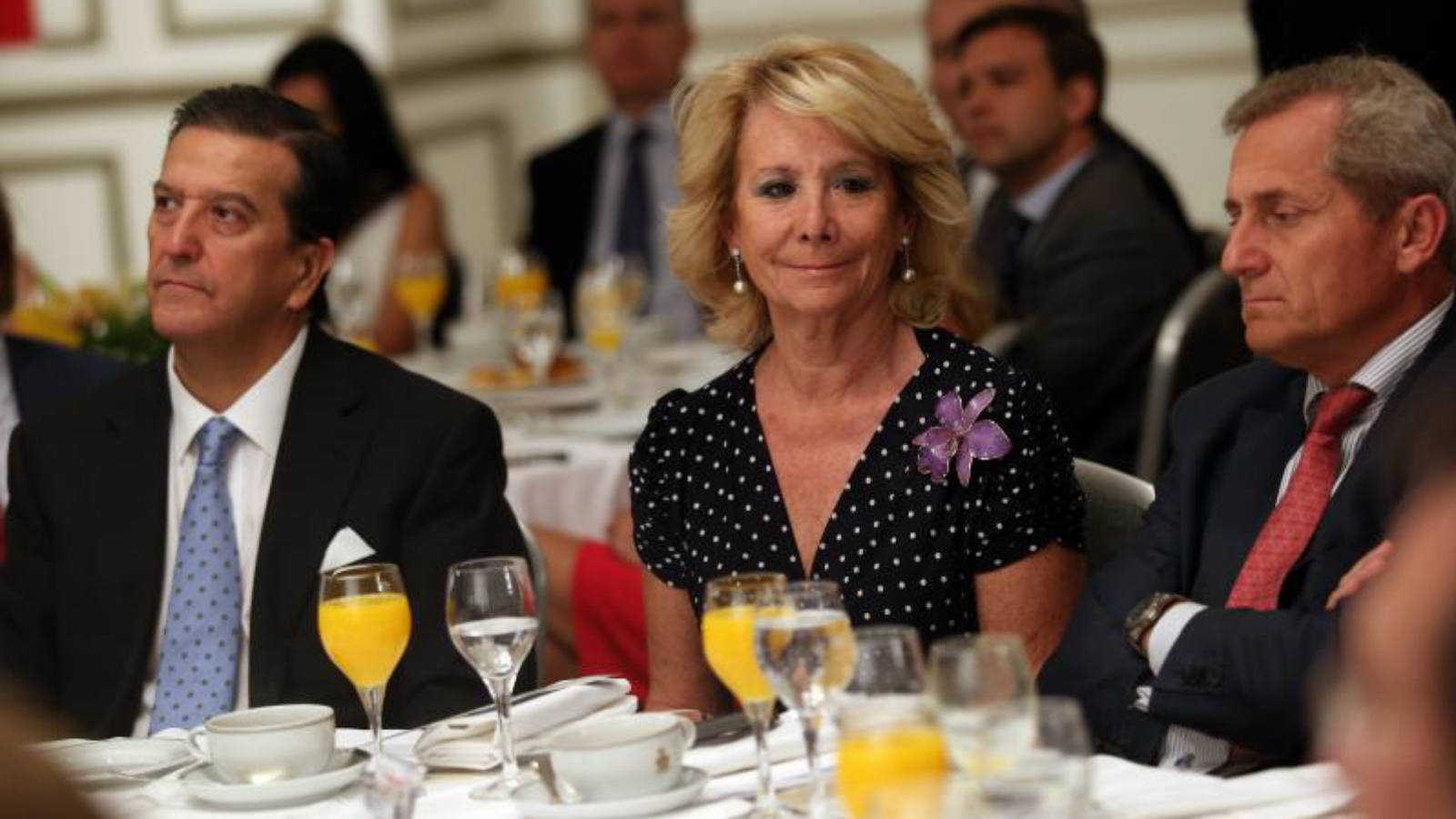La presidenta del PP de Madrid, Esperanza Aguirre, entre los asistentes a la conferencia del consejero delegado de Vocento, Luis Enríquez en el Foro Nueva Comunicación