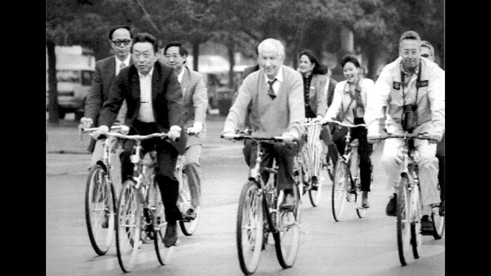 Juan Antonio Samaranch, en el centro, paseando en bicicleta por las calles de Pekín, acompañado por el presidente del Comité Olímpico Internacional, en 2000.
