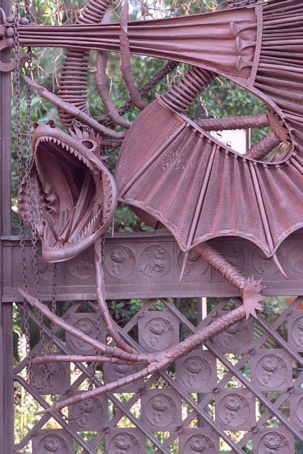 Puerta de Hierro forjado del Palacio Pedralbes diseñada por Gaudí.
