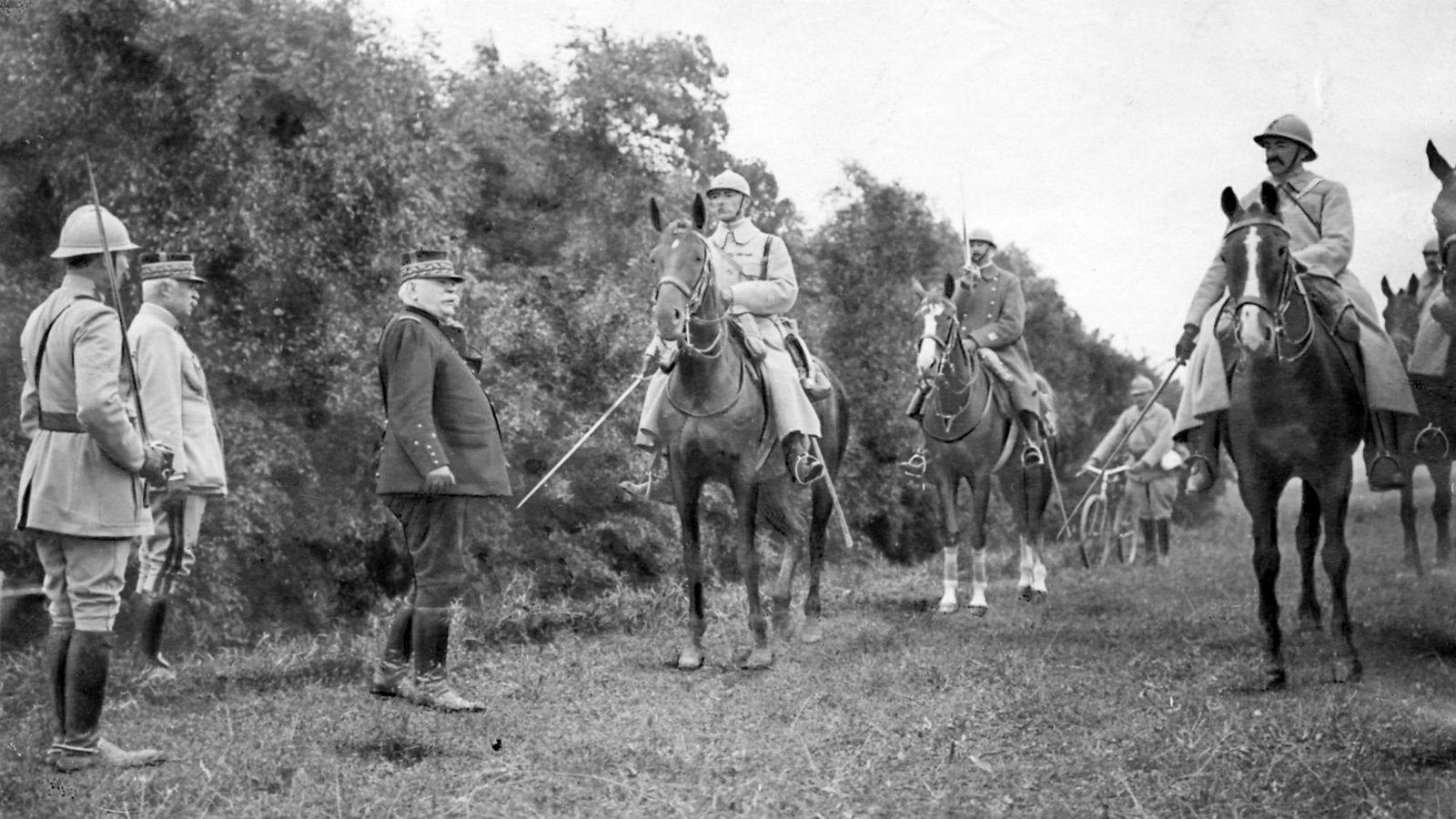 
Los soldados ingleses, durante la batalla del Somme, comprando en un puesto ambulante.
