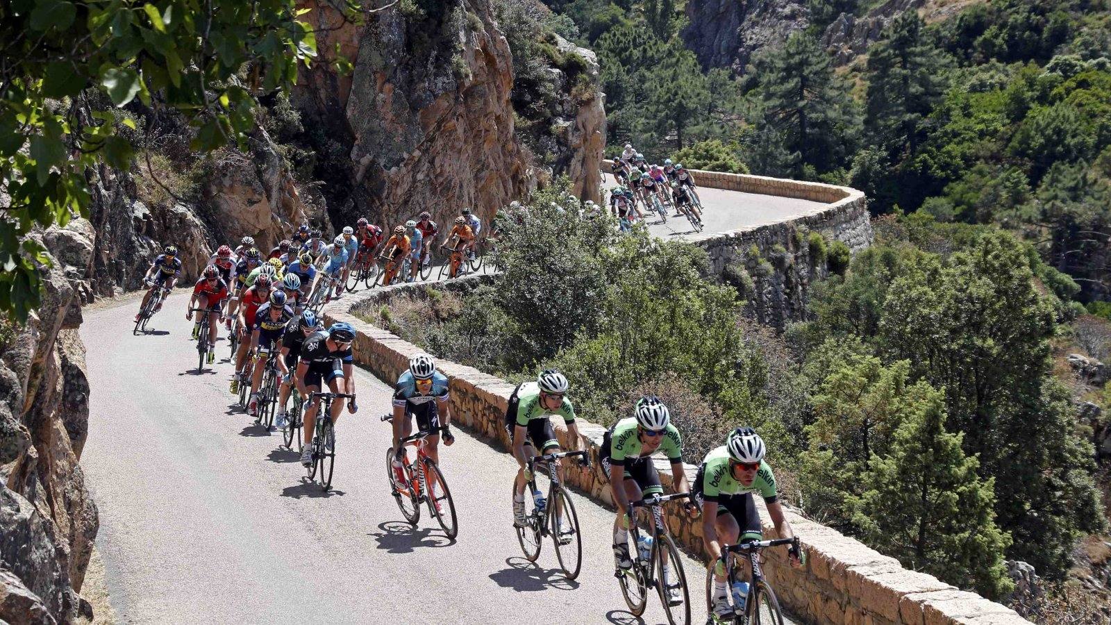 
Simon Gerrans se impone en un ajustadísimo sprint a Peter Sagan en una jornada sin cambios en la general
