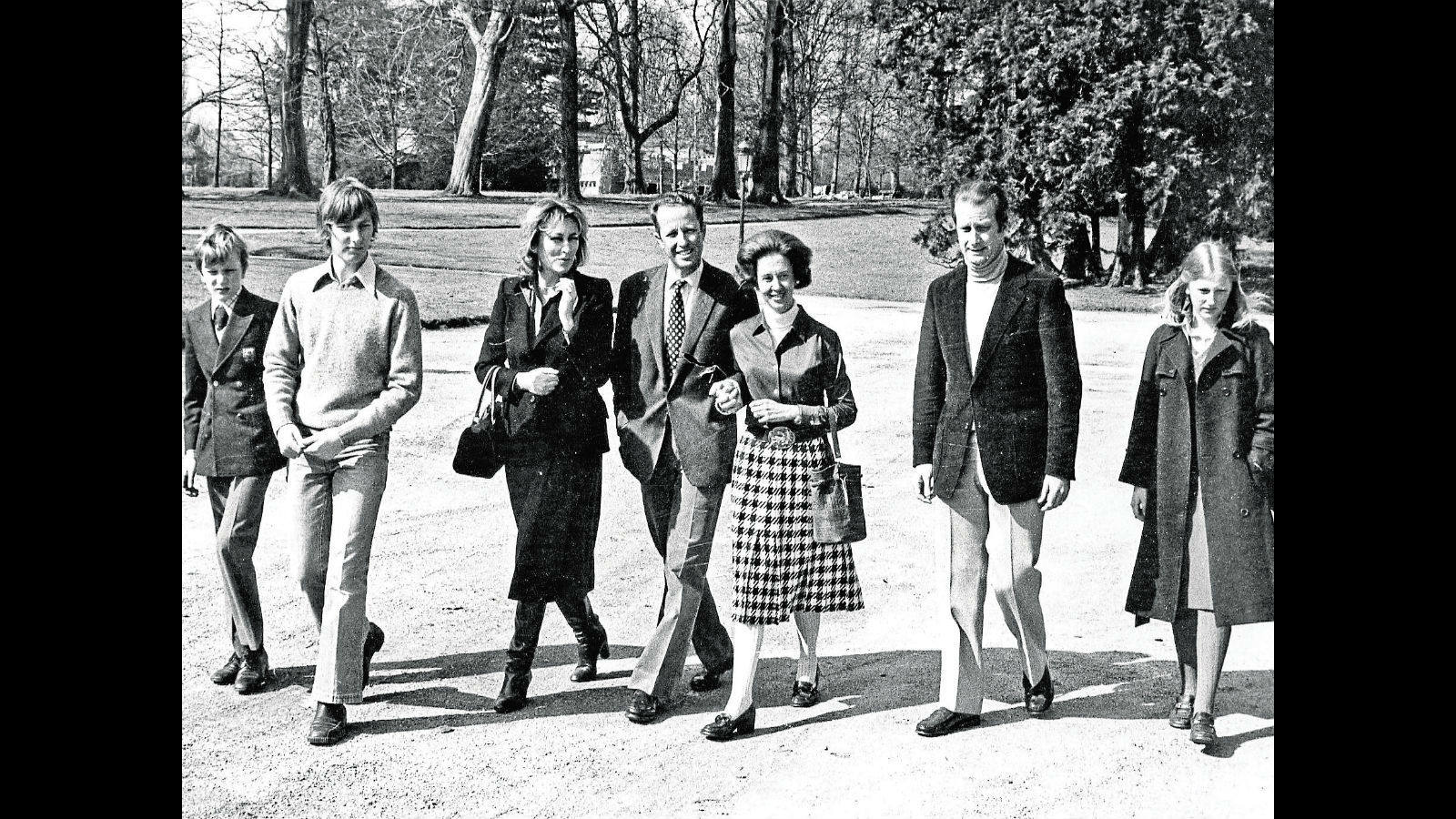 El Rey y la Reina, los Principes de Lieja y sus hijos dan un paseo por el parque del Castillo de Leken.