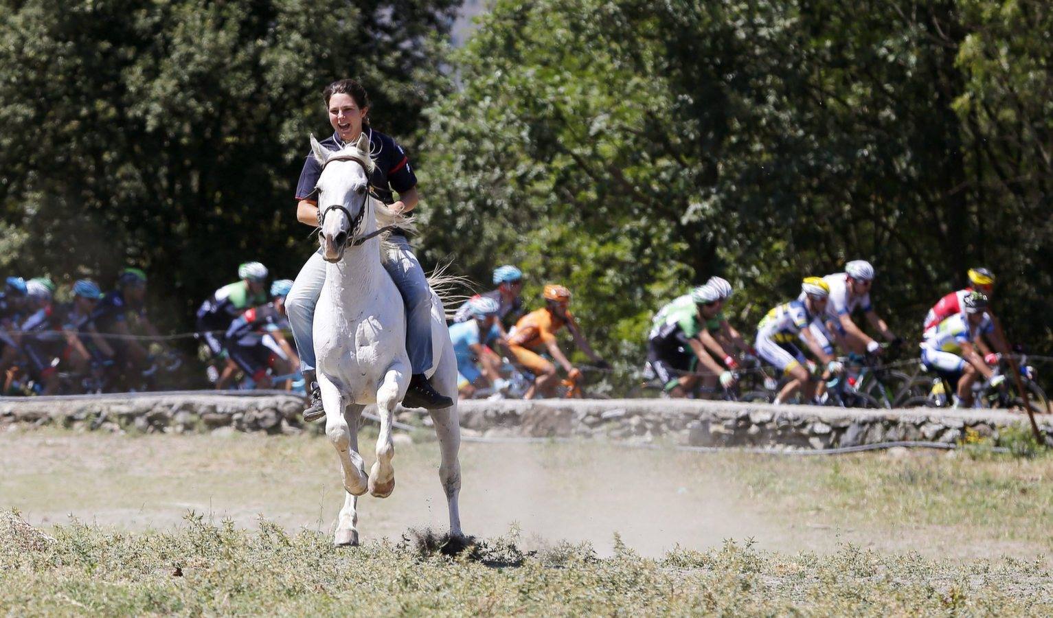 
Jan Bakelants sorprende al pelotón y se lleva el triunfo de etapa y el maillot amarillo
