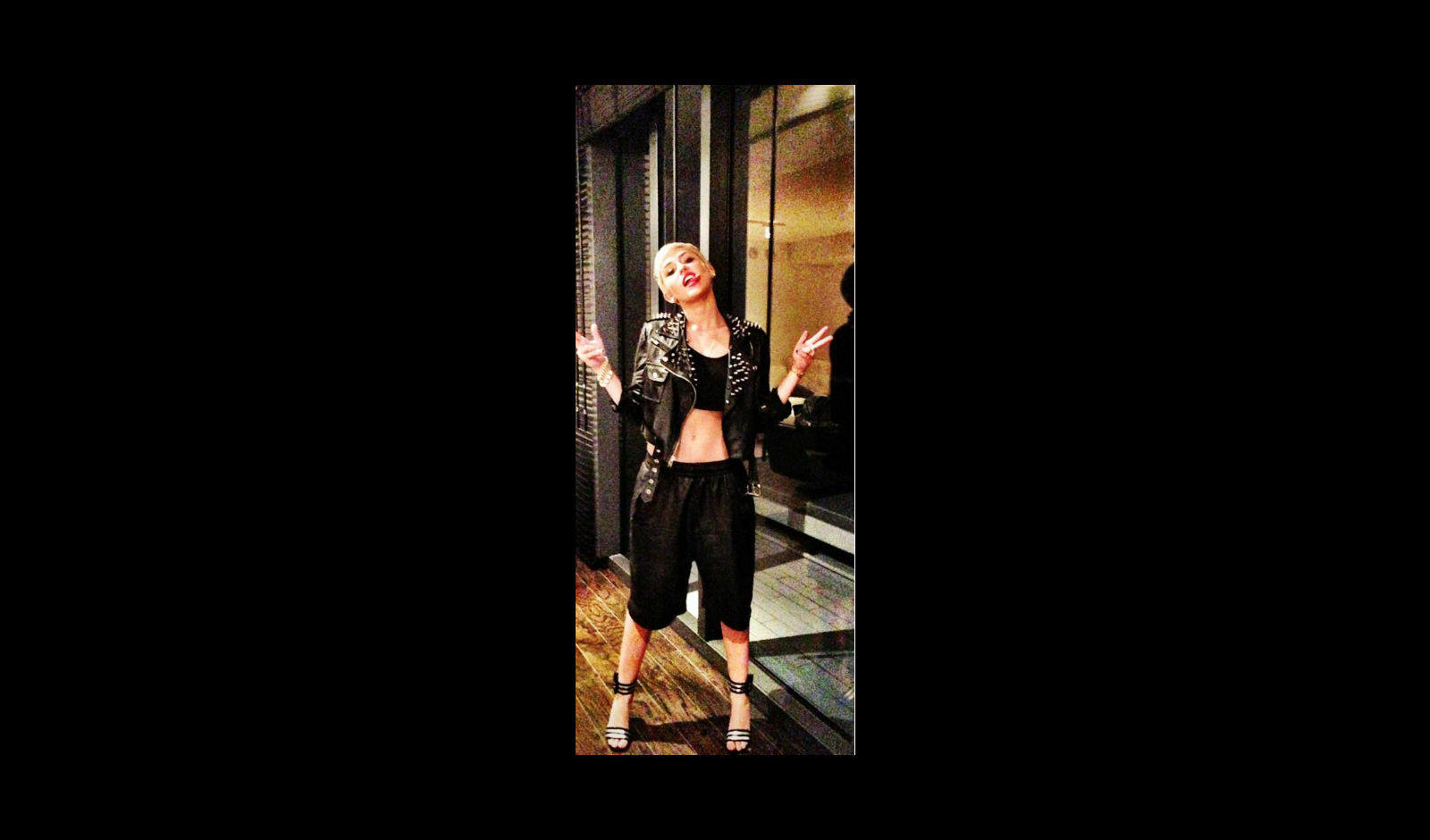 Miley Cyrus presume de ombligo