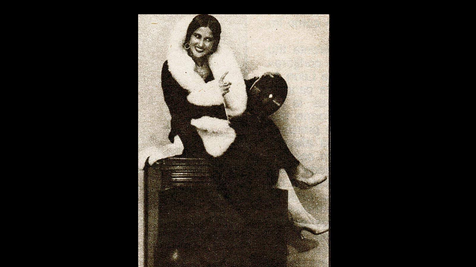 Su voz aguda, de característico trémolo, llenó buena parte de la historia musical española en los años treinta y cuarenta, su época de oro, en la que tuvo que competir con «rivales» como Imperio Argentina o Concha Piquer