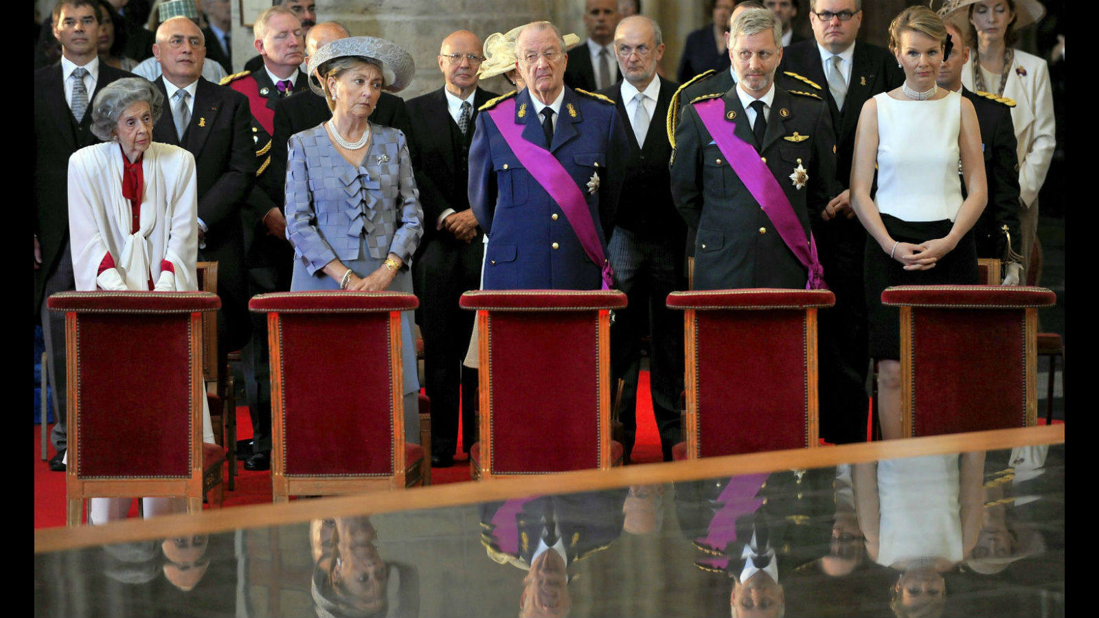 La Reina Fabiola, la Reina Paola, el Rey Alberto II, el Príncipe Felipe y la Princesa Matilde, asisten a un servicio en la catedral bruselense de Saint Michel y Gudule durante la fiesta nacional de Bélgica