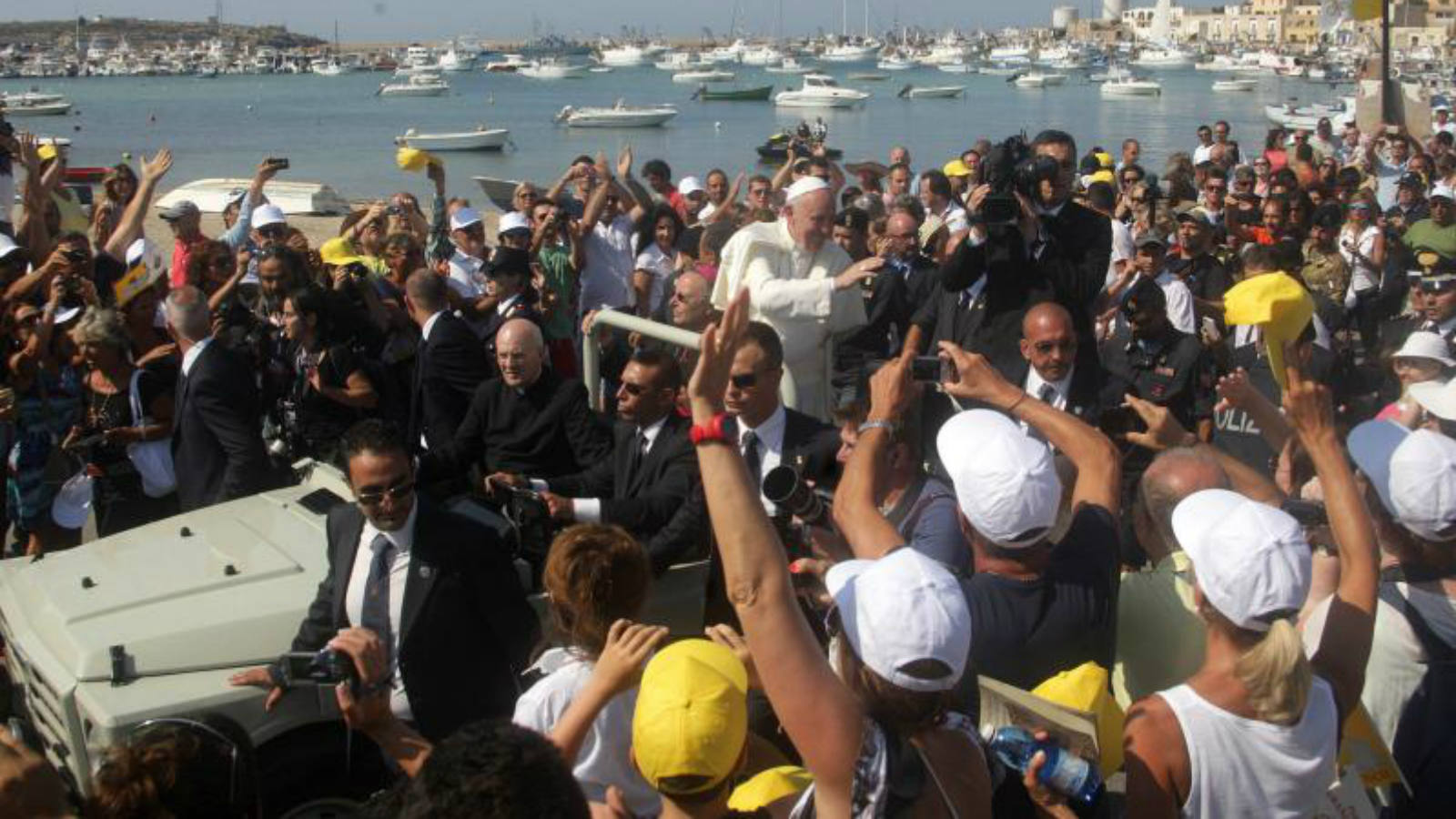 Caluroso recibimiento al Papa Francisco por parte de los habitantes de Lampedusa