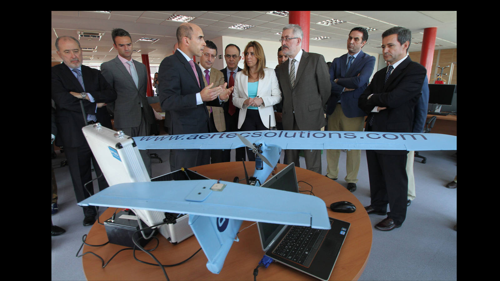 La consejera de Presidencia, Susana Díaz, y el consejero de Economía, Antonio Ávila, asistieron a la inauguración del Centro de Ingeniería e Innovación Aeroespacial en Aerópolis