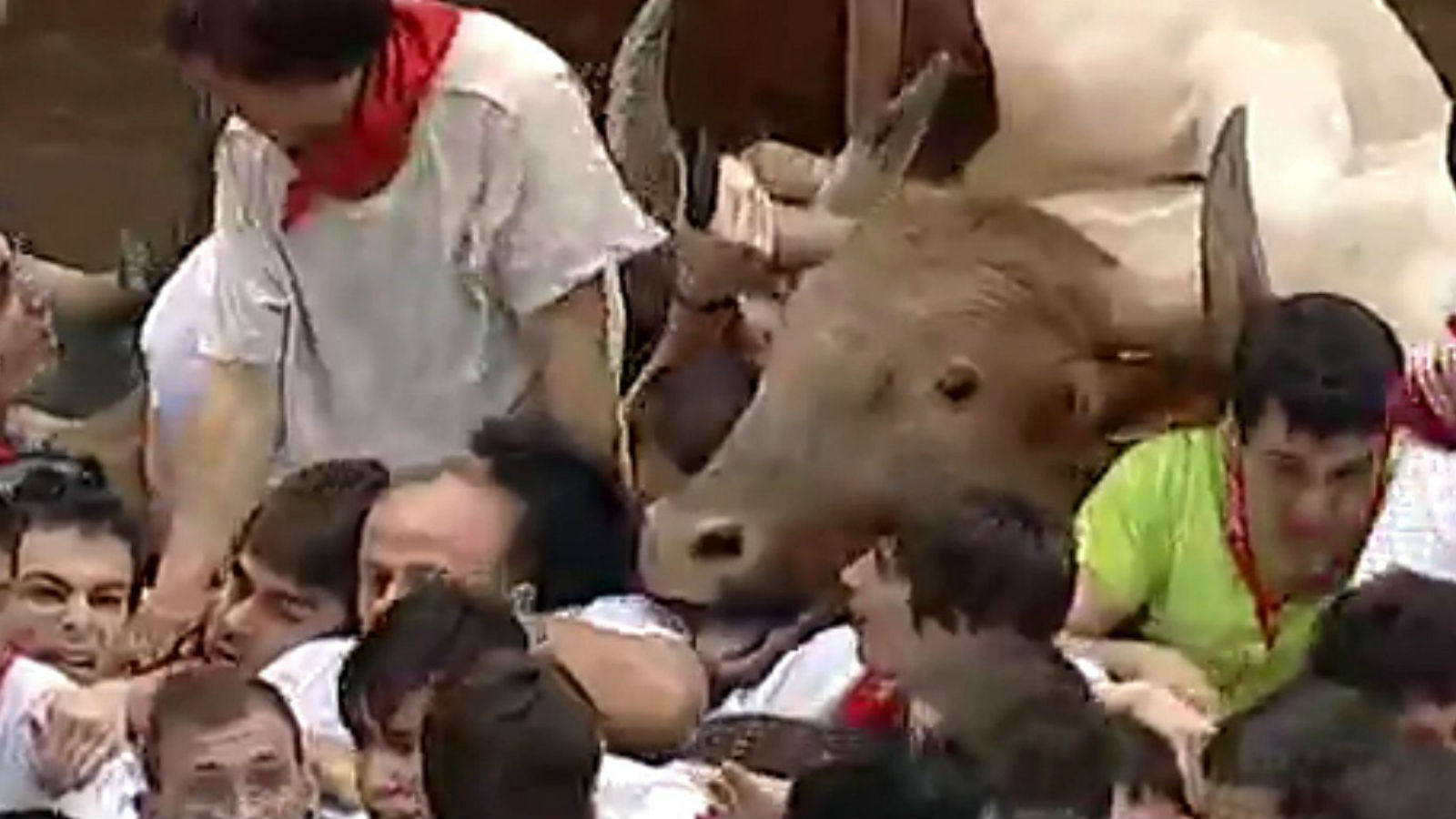 Los mozos se encontraron con una de las dos puertas de la plaza de toros cerrada, lo que provocó el tumulto antes incluso de que llegaran los toros.
