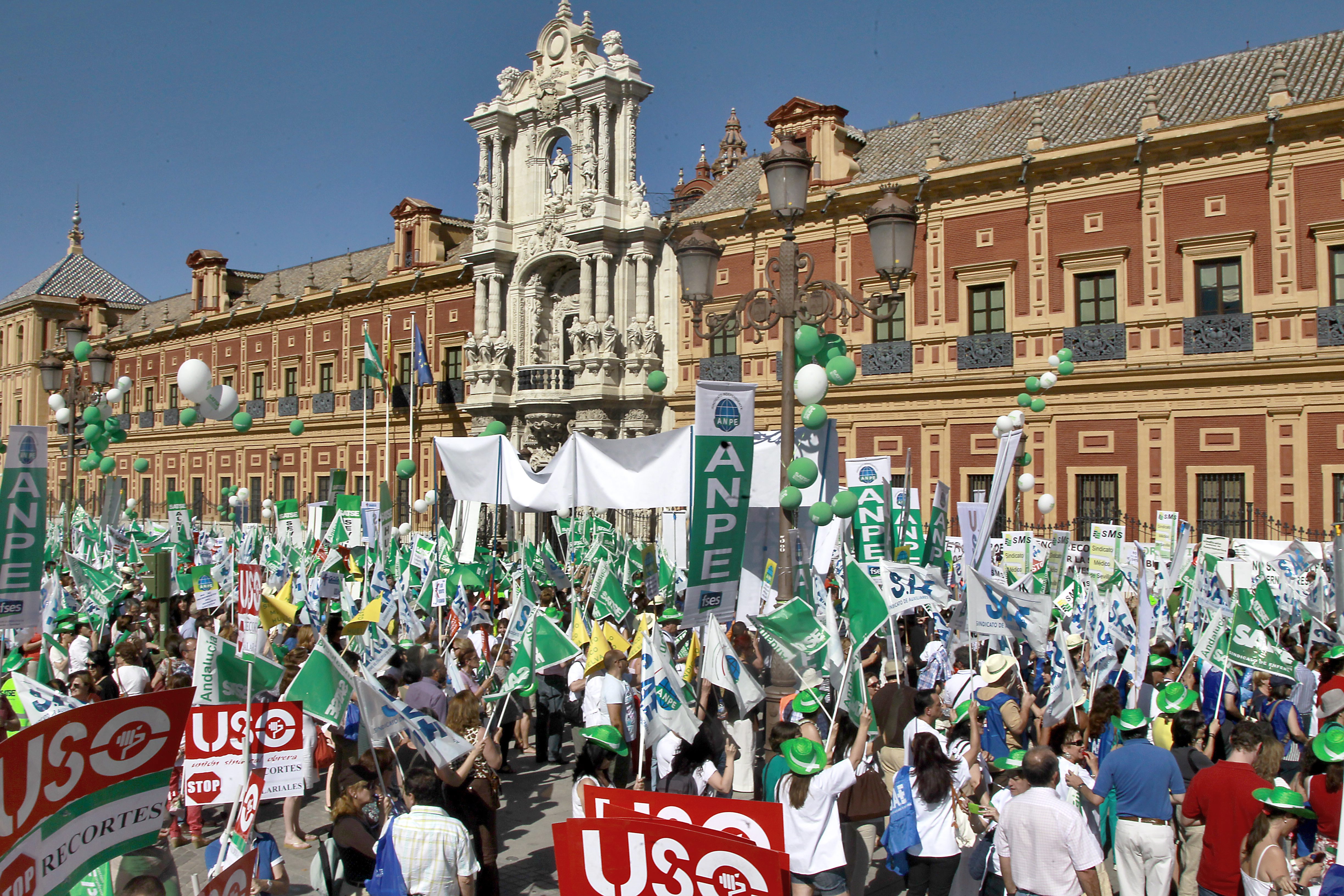Miles de personas protestan en Sevilla contra los recortes de la Junta ...