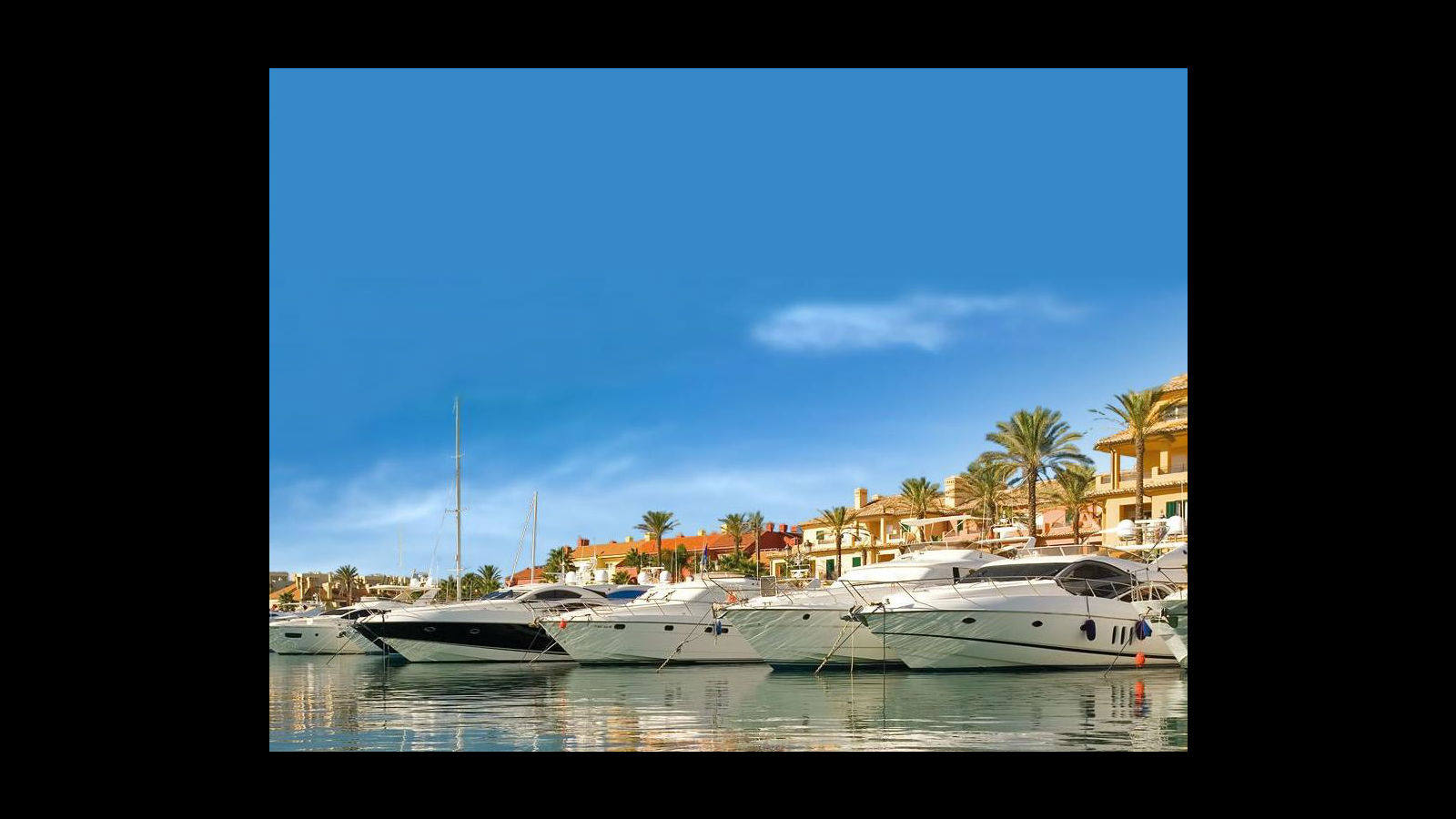 
Los amantes de la náutica tienen un punto de encuentro en su puerto deportivo, en la zona baja y rodeado de locales y bares
