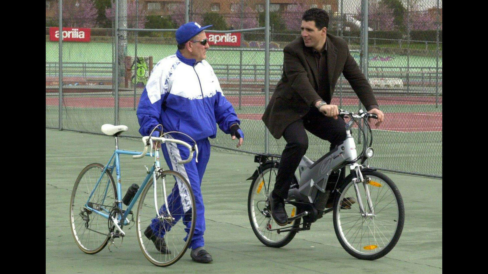 El pentacampeón del Tour de Francia Miguel Indurain (derecha), conversa con un cicloturista, durante el acto de presentación de una bicicleta eléctrica celebrado en un velódromo de Alcobendas, en 2001.