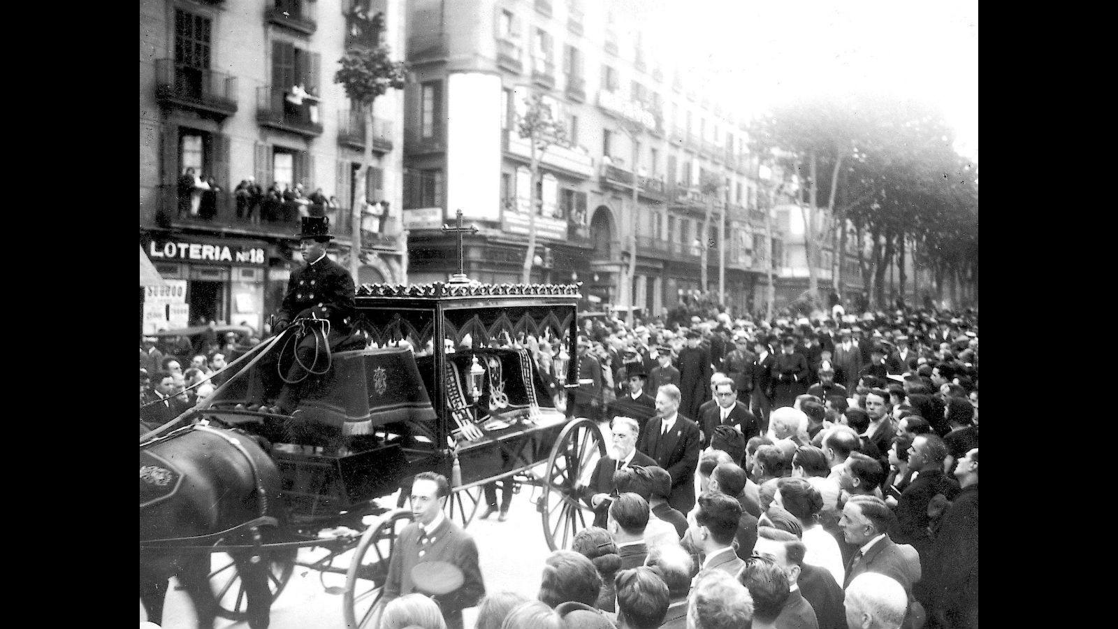 El entierro del insigne arquitecto a su paso por las ramblas, en 1926.