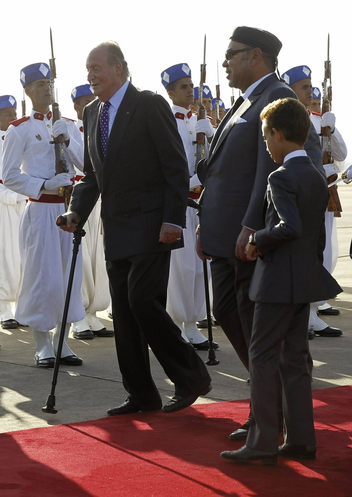 Don Juan Carlos bajó sin muletas la escalerilla del avión