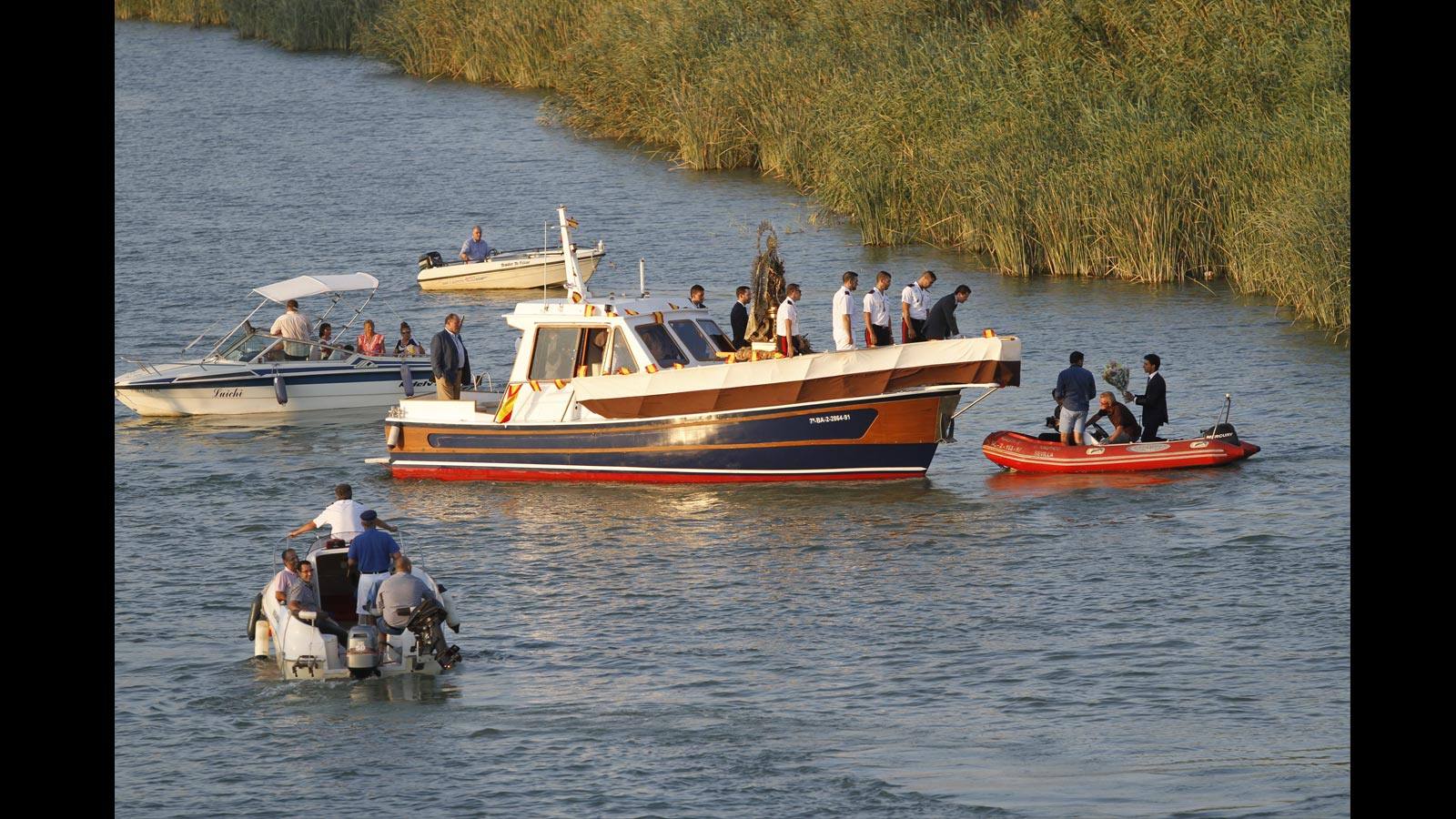 
La Virgen del Carmen de la calle Calatrava, en su procesión fluvial por el río Guadalquivir, este jueves
